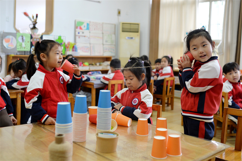 兩名小朋友在體驗(yàn)傳聲筒。