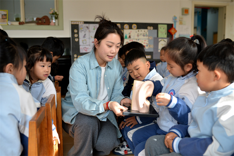 小朋友們在學(xué)習(xí)耳朵構(gòu)造功能知識。