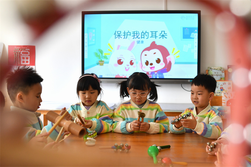 小朋友們在體驗(yàn)奇妙聲音。