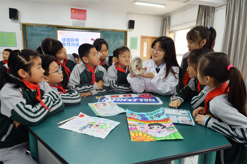 校醫(yī)為學(xué)生講解耳朵構(gòu)造功能知識。