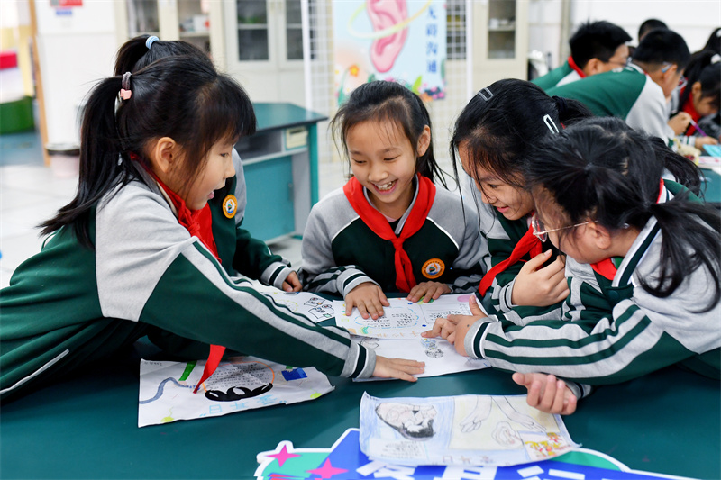 學(xué)生們在設(shè)計(jì)“愛耳護(hù)耳”知識手抄報(bào)。