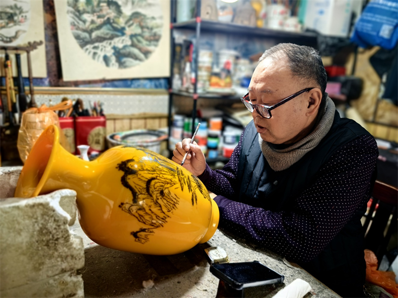 周成明在聚精會神進行刻瓷創(chuàng)作