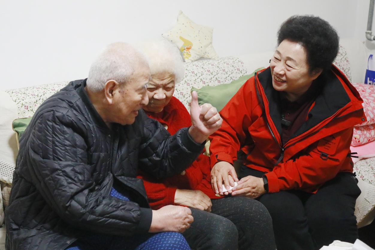 卓長(zhǎng)立在調(diào)研中與老人溝通。受訪者供圖