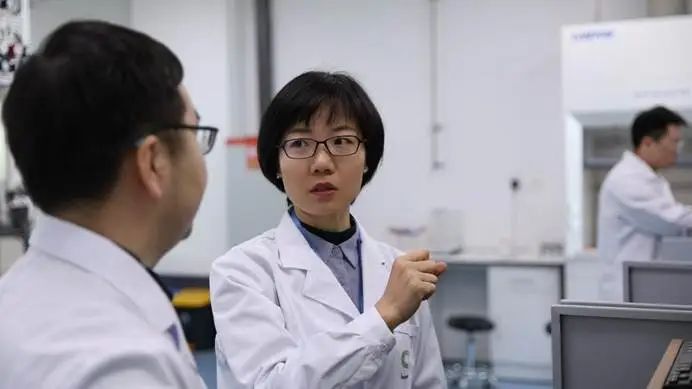 翟燕萍（右）在實(shí)驗(yàn)室中工作。新華社發(fā)