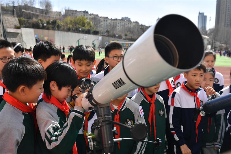 2025年3月13日，在山東青島寧安路小學(xué)開展的天文主題科普教育活動上，學(xué)生們在調(diào)試天文望遠(yuǎn)鏡。