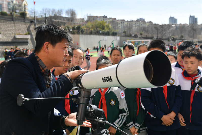 2025年3月13日，在山東青島寧安路小學(xué)開展的天文主題科普教育活動上，天文臺老師為學(xué)生科普天文望遠(yuǎn)鏡知識。