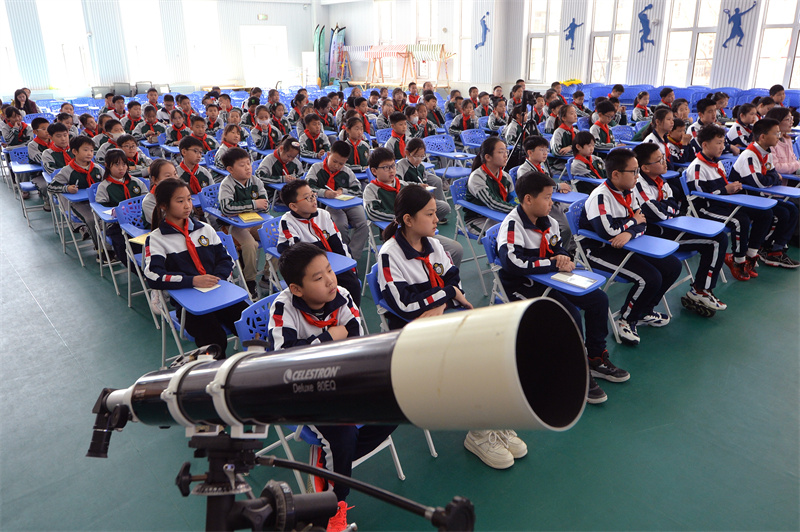 2025年3月13日，在山東青島寧安路小學(xué)開展的天文主題科普教育活動上，學(xué)生們在聽天文知識宣講。
