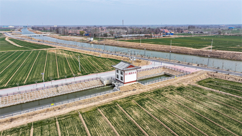 2025年3月14日，山東省樂陵市孔鎮(zhèn)鎮(zhèn)新建的呂門樓揚水站采用數(shù)字化平臺自動進行提水作業(yè)。