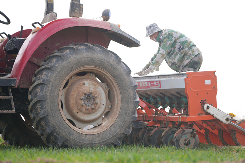 2025年3月14日，農(nóng)民在山東省樂陵市孔鎮(zhèn)鎮(zhèn)朱寨子村自家麥田里用播肥兩用一體機施肥。