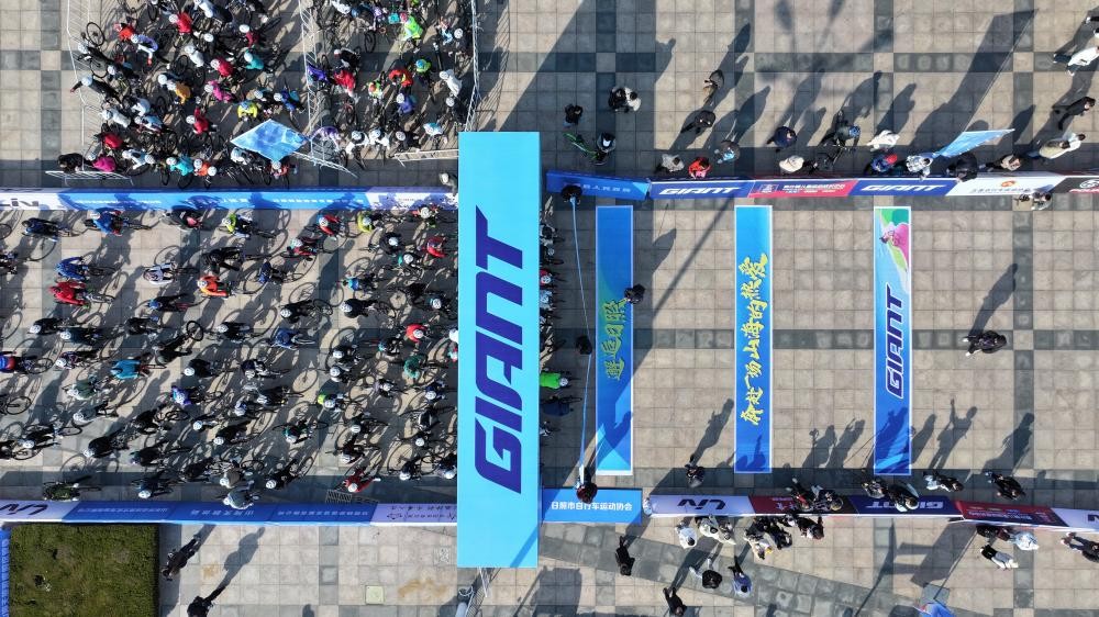 參賽選手們蓄勢待發(fā)。丁敏航攝