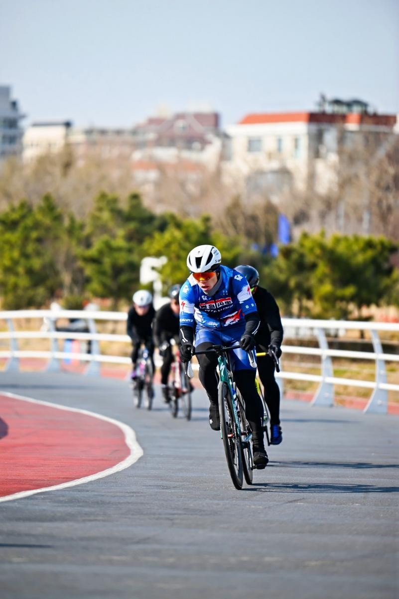 參賽選手從陽光海岸綠道上疾馳而過。劉晶攝