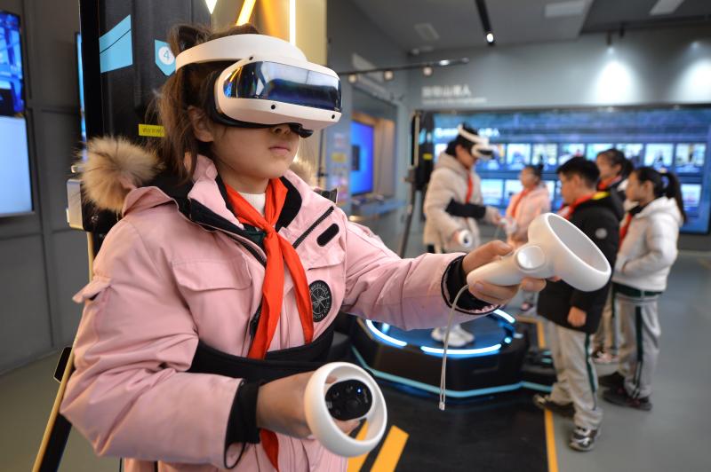 學(xué)生們?cè)隗w驗(yàn)VR橋吊模擬器。