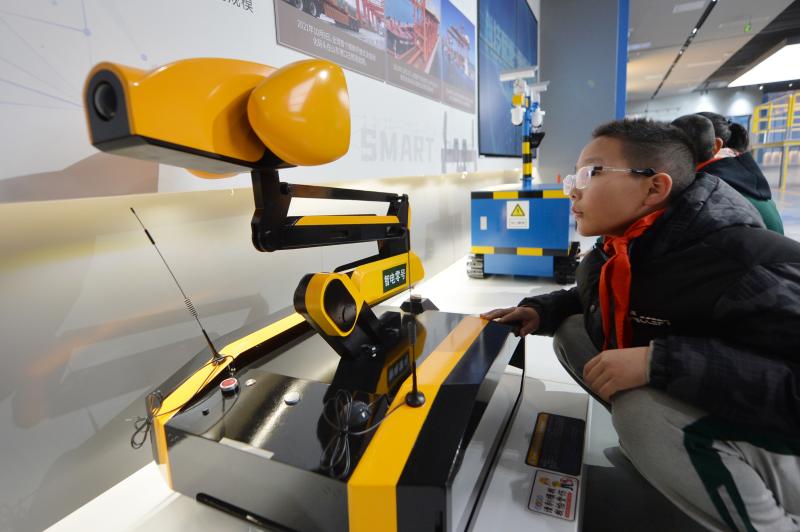 學(xué)生們?cè)趨⒂^智慧港巡檢機(jī)器人。