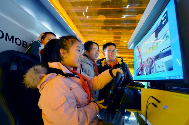 學(xué)生們?cè)隗w驗(yàn)堆場(chǎng)運(yùn)輸模擬器。