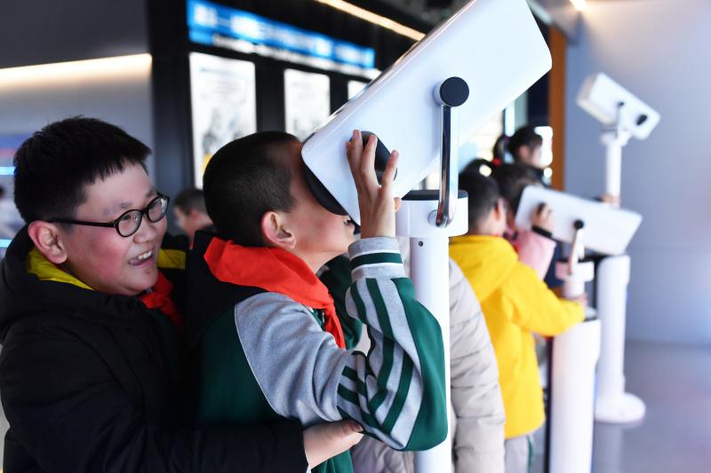 學(xué)生們?cè)隗w驗(yàn)VR虛擬望遠(yuǎn)鏡。