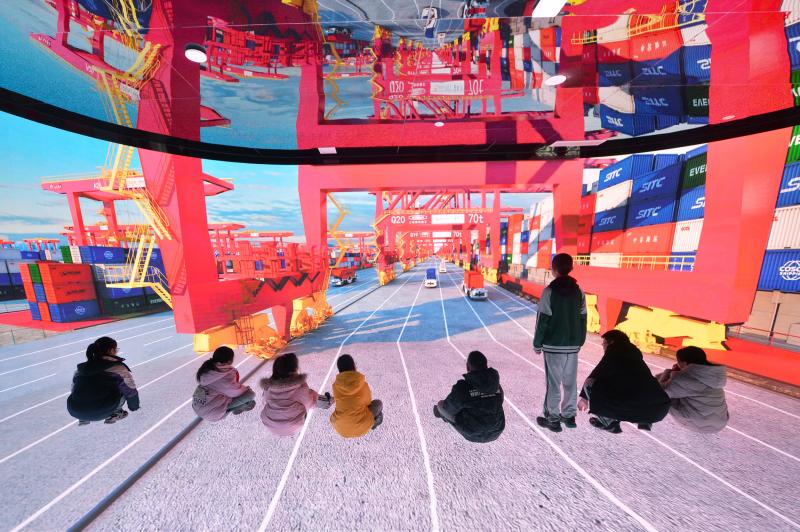 學(xué)生們?cè)隗w驗(yàn)智慧港4D環(huán)球影屏。