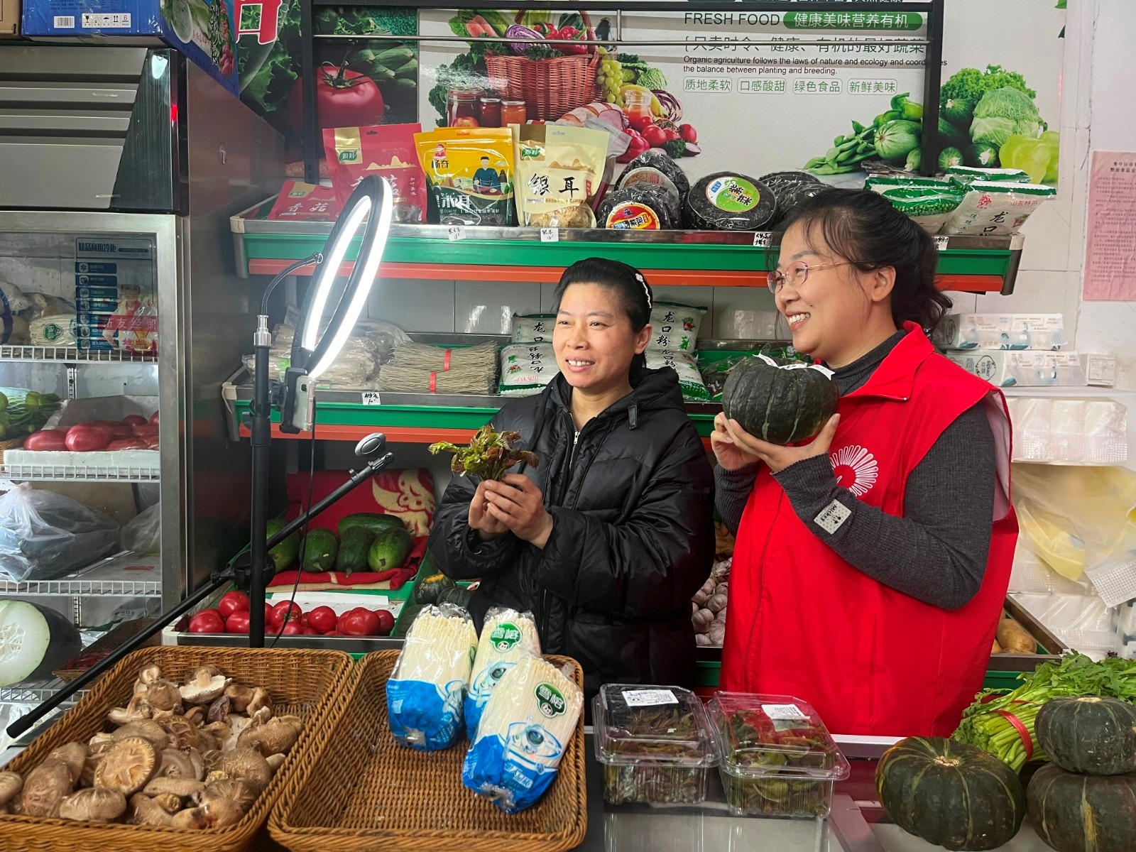 圖2：葛瑩（右）協(xié)助劉芳芳開展線上直播，分享健康飲食小技巧