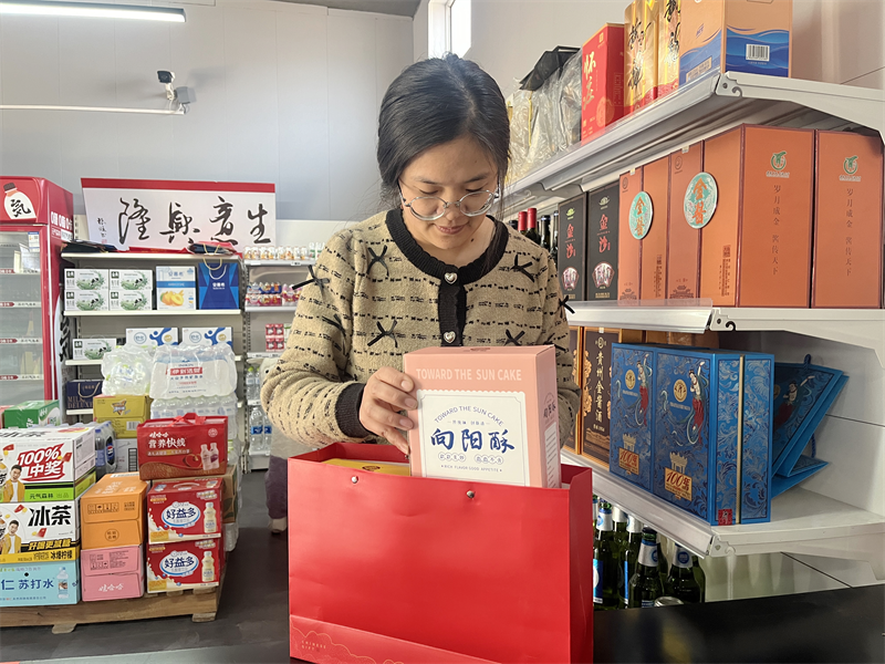 李冉為外地游客郵寄特產(chǎn)