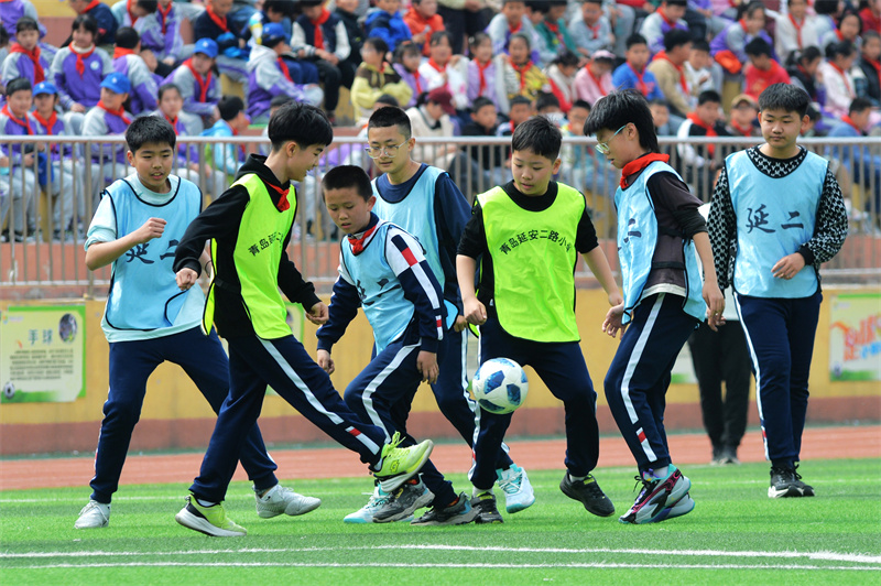 2025年4月8日，在山東省青島市市北區(qū)延安二路小學(xué)舉行的“校長杯”校園足球聯(lián)賽上，足球小將們馳騁賽場、激烈角逐。