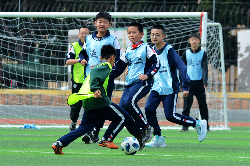 2025年4月8日，在山東省青島市市北區(qū)延安二路小學(xué)舉行的“校長杯”校園足球聯(lián)賽上，足球小將們馳騁賽場、激烈角逐。