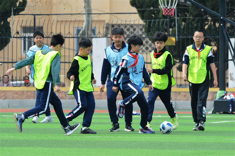 2025年4月8日，在山東省青島市市北區(qū)延安二路小學(xué)舉行的“校長杯”校園足球聯(lián)賽上，足球小將們馳騁賽場、激烈角逐。