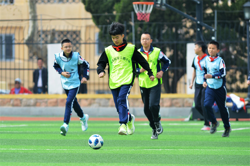 2025年4月8日，在山東省青島市市北區(qū)延安二路小學(xué)舉行的“校長杯”校園足球聯(lián)賽上，足球小將們馳騁賽場、激烈角逐。