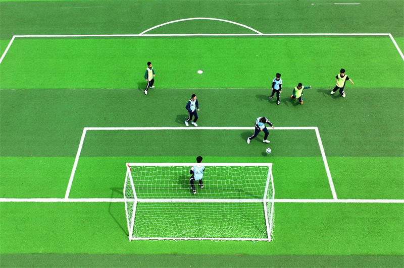 2025年4月8日，在山東省青島市市北區(qū)延安二路小學(xué)舉行的“校長杯”校園足球聯(lián)賽上，學(xué)生們在門前攻防。