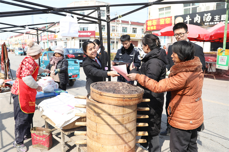 2025年3月4日農(nóng)歷二月初五，在三八婦女節(jié)、消費(fèi)者權(quán)益保護(hù)日即將到來(lái)之際，商河法院龍桑寺法庭干警為切實(shí)提升群眾法律意識(shí)，保護(hù)群眾合法權(quán)益，借助龍桑寺大集的機(jī)會(huì)，前往大集、入戶門店，為普通民眾、商戶送法上門，宣傳民法典、消費(fèi)者權(quán)益法等法律法規(guī)，同時(shí)對(duì)民眾進(jìn)行反詐教育。