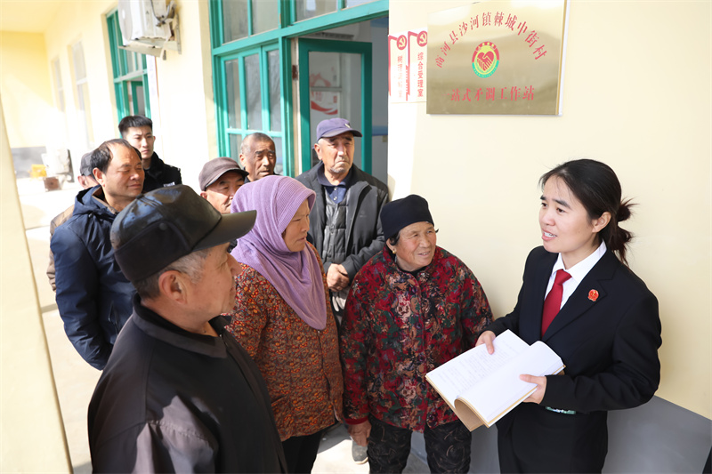 為實(shí)現(xiàn)多元解紛，商河法院龍桑寺法庭積極作為，依托一站式矛調(diào)中心，于2025年2月21日前往商河縣沙河鎮(zhèn)棘城中街村進(jìn)行現(xiàn)場(chǎng)調(diào)處，成功將一起土地糾紛解決在訴前。