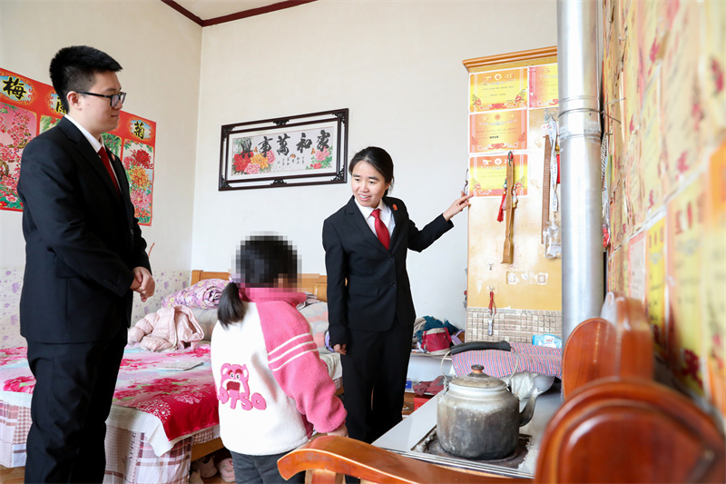 2025年1月10日，為查明一起正在審理的相鄰權(quán)糾紛案件事實(shí)，商河法院龍桑寺法庭王芝靜帶領(lǐng)法官助理和書記員前往韓廟鎮(zhèn)店子張村進(jìn)行實(shí)地調(diào)查，入戶了解。