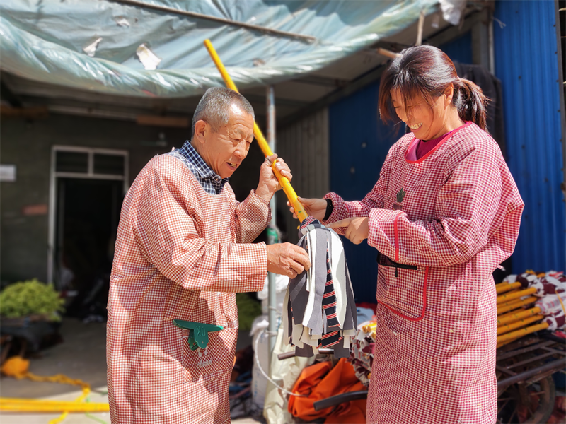 圖為對生產(chǎn)的拖把進(jìn)行質(zhì)量抽檢