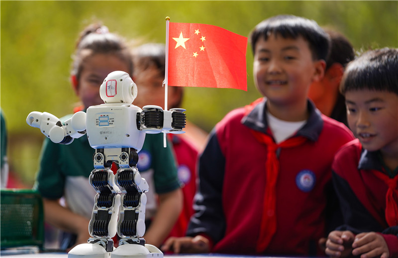 2025年4月16日，山東省樂陵市市中街道阜平小學(xué)科技勞動周現(xiàn)場，小學(xué)生在觀看遙控“機(jī)器人”秀。