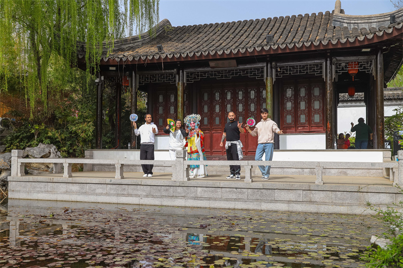 2025年4月17日，在山東省青島世博園江蘇園景區(qū)，京劇老師指導(dǎo)外國留學(xué)生學(xué)習(xí)京劇表演。張鷹 攝 