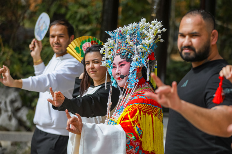 2025年4月17日，在山東省青島世博園江蘇園景區(qū)，京劇老師指導(dǎo)外國留學(xué)生學(xué)習(xí)京劇表演。張鷹 攝 