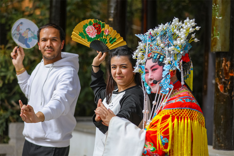 2025年4月17日，在山東省青島世博園江蘇園景區(qū)，京劇老師指導(dǎo)外國留學(xué)生學(xué)習(xí)京劇表演。張鷹 攝 