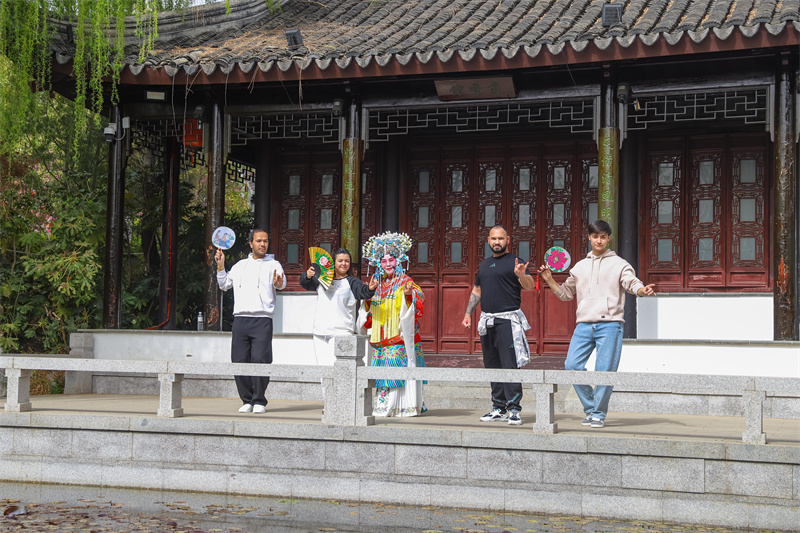 2025年4月17日，在山東省青島世博園江蘇園景區(qū)，京劇老師指導(dǎo)外國留學(xué)生學(xué)習(xí)京劇表演。張鷹 攝