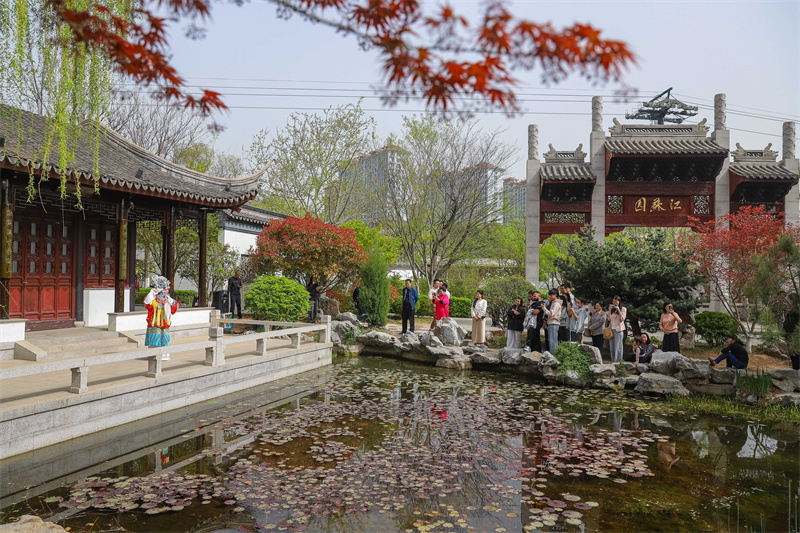 2025年4月17日，在山東省青島世博園江蘇園景區(qū)，京劇演員為大家表演梅派名段《貴妃醉酒》。張鷹 攝 