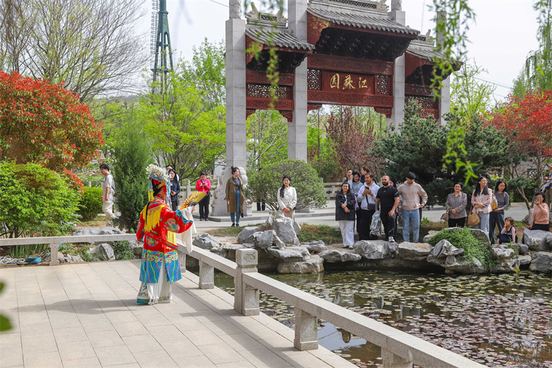 2025年4月17日，在山東省青島世博園江蘇園景區(qū)，京劇演員為大家表演梅派名段《貴妃醉酒》。張鷹 攝