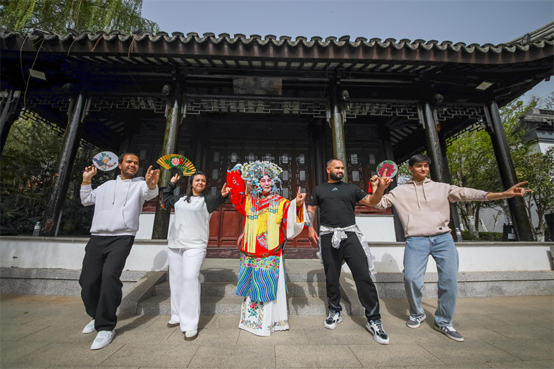 2025年4月17日，在山東省青島世博園江蘇園景區(qū)，外國留學(xué)生沉浸式學(xué)習(xí)京劇表演。張鷹 攝 