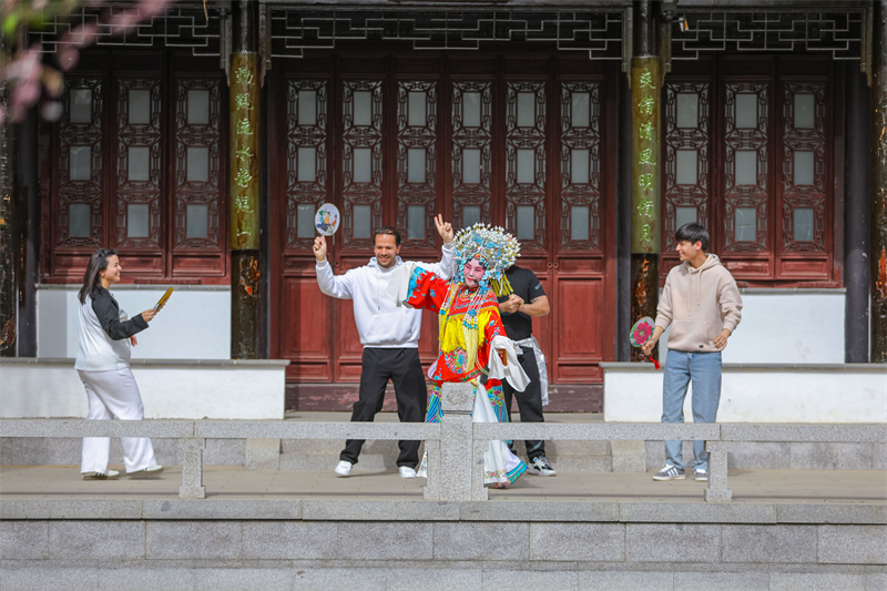 2025年4月17日，在山東省青島世博園江蘇園景區(qū)，外國留學(xué)生沉浸式學(xué)習(xí)京劇表演。張鷹 攝