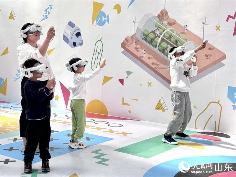 游客們正在使用VR技術(shù)體驗農(nóng)業(yè)未來場景。人民網(wǎng) 鄭昕橋攝