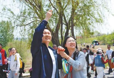 4月20日，游客在風箏會放風箏。本報記者 張 曾攝