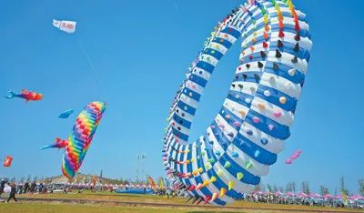 4月19日，風箏會萬人風箏放飛活動上的風箏。新華社記者 徐速繪攝