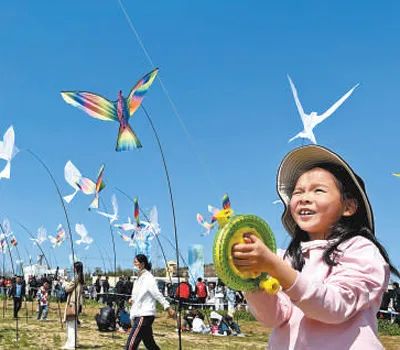 4月19日，小朋友在風箏會放風箏。本報記者 趙永新攝