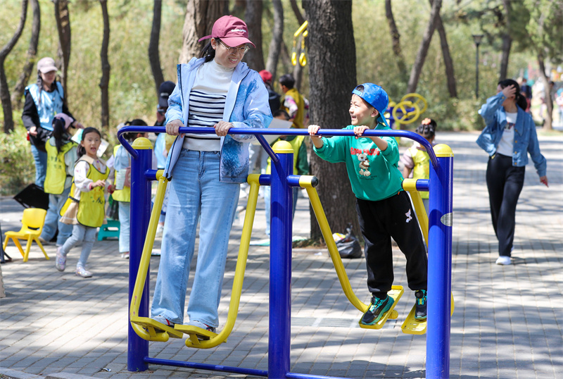 4月20日，一對母子在山東青島萊西市月湖公園鍛煉身體。張進剛攝