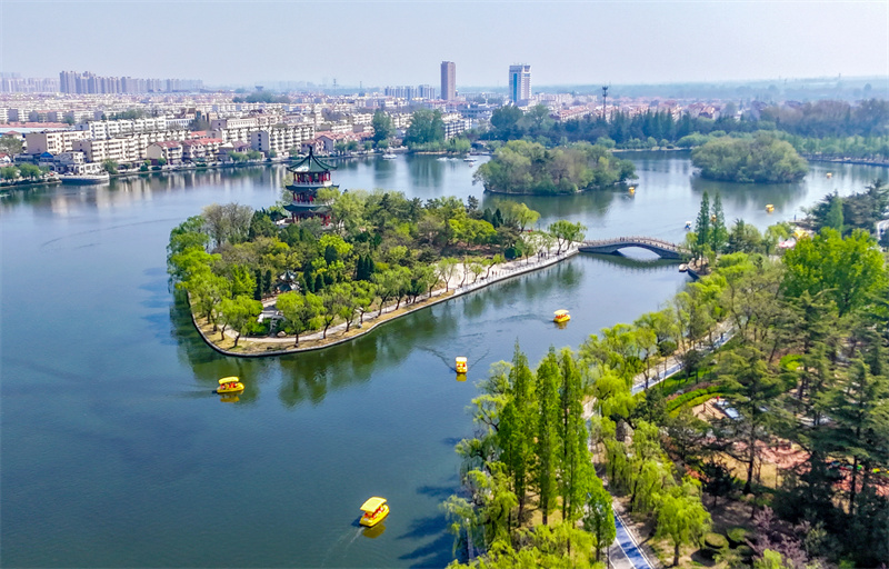 4月20日，游客在山東青島萊西市月湖公園泛舟游玩。張進剛攝