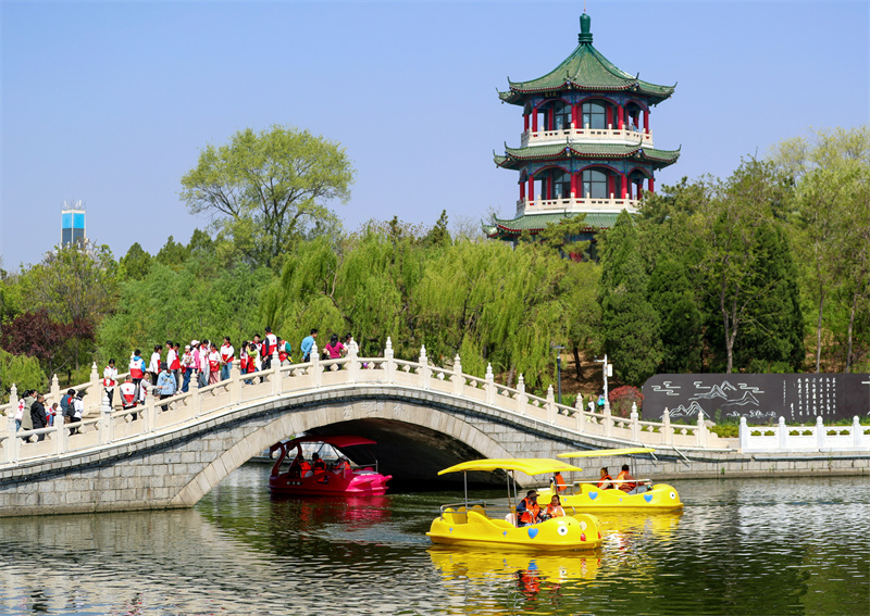 4月20日，游客在山東青島萊西市月湖公園泛舟游玩。張進剛攝