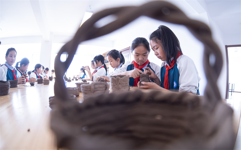 4月18日，山東省日照市東港區(qū)東夷黑陶博物館，小學(xué)生們?cè)趯W(xué)習(xí)制作黑陶胚。