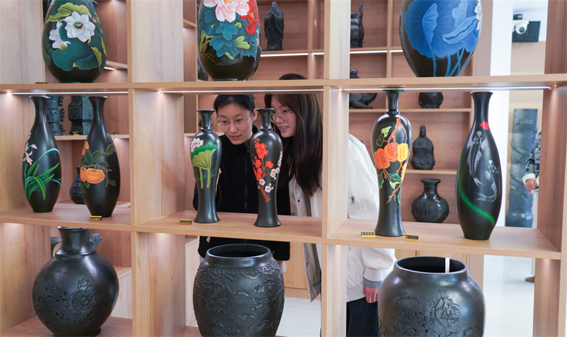 4月18日，山東省日照市東港區(qū)東夷黑陶博物館，游客在觀(guān)看展示的黑陶作品。