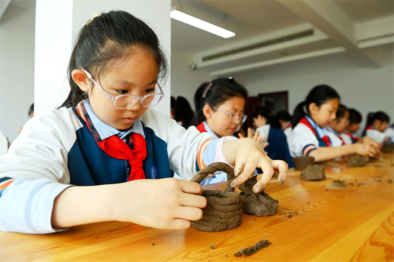 4月18日，山東省日照市東港區(qū)東夷黑陶博物館，小學(xué)生們?cè)趯W(xué)習(xí)制作黑陶胚。